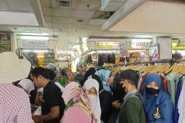 Pasar Tanah Abang dipadati pengunjung, berburu baju hingga kerudung murah