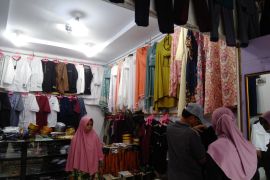 Warga Palu mulai belanja pakaian Lebaran di kawasan wisata religi