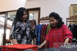 Ibu Pj Gubernur terpesona akan motif cual khas Bangka Belitung