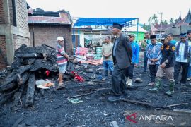 Gubernur berikan bantuan kepada korban kebakaran di Solok