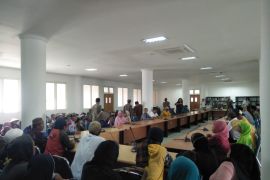 Ratusan warga Desa Menemeng demo DPRD Lombok Tengah