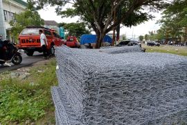 BPBD Mataram mengalihkan bantuan kawat beronjong ke titik rawan longsor