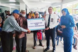 Bank Kalsel KCP Tabalong serahkan paket sembako bagi pensiunan Taspen