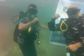 Lanal Nabire melakukan upacara kenaikan pangkat di bawah laut Erari