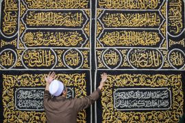 Masjid Al Hidayah Surabaya dihiasi Kiswah Multazam
