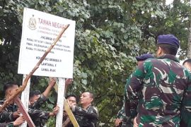 Lanal Biak pasang papan nama kepemilikan lahan Pantai Waufnor