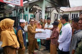 Pemkab Tanah Datar salurkan bantuan korban kebakaran