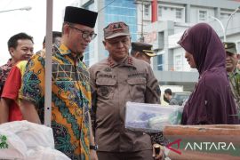 Warga serbu pasar murah Pemkab OKU Sumsel