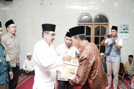 Pj.wali kota berikan tali asih ke BKM Al-Hikmah