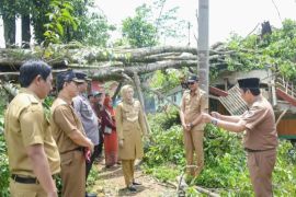 Seratusan rumah rusak akibat puting beliung di Purwakarta
