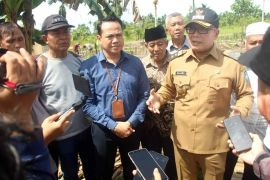 Sujiwo berikan bantuan penataan kawasan pemakaman Muslim