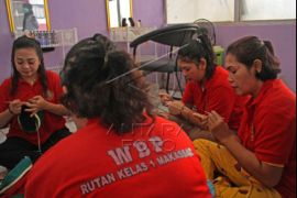 Pembinaan keterampilan kerajinan tangan di Rutan Makassar Page 1 Small
