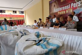 Polda NTB menyita 31 bal pakaian bekas impor dari pengusaha "thrifting"