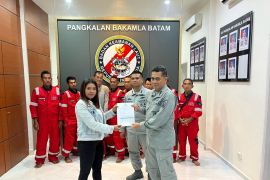 Bakamla serahkan 8 korban kapal tenggelam di Natuna kepada keluarga