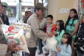 Kapolsek Seribudolok dan pemuka agama bagikan sembako