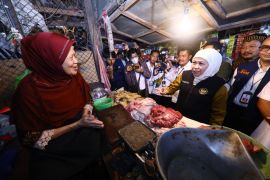 Gubernur Khofifah pantau stok bahan pokok di Pasar Wage Nganjuk