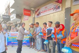 Polres Asahan bagi takjil kepada juru parkir dan abang becak