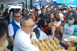 Mendag bagikan sembako gratis saat Bazar Ramadhan di GOR Cengkareng