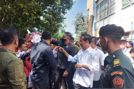 Presiden bagikan uang tunai dan sembako di Pasar Johar Baru