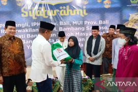 Bupati Bangli berikan santunan anak yatim piatu dan dhuafa di Masjid Agung