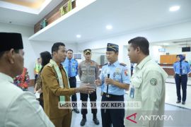 Pj Gubernur Babel pantau arus mudik di Bandara Belitung
