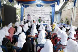 Ngabuburit berkah ala TGS Ganjar Sumut, bagi-bagi takjil bersama majelis taklim