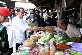 Presiden cek harga kebutuhan pokok di Pasar Sambonggede Jatim