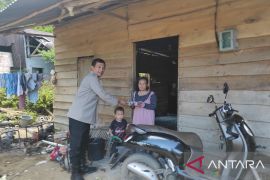 Polisi Bangka Barat salurkan bantuan paket sembako