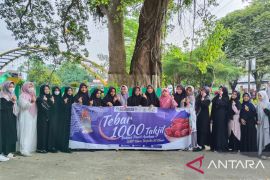 SMPIT Al Khair berbagi takjil kepada masyarakat