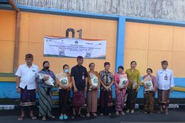 Bulog Bali serahkan bantuan beras ke 425 KPM di Belok Sidan, Badung