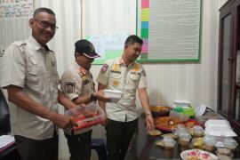 Satpol PP dan WH gerebek kedai buka siang hari di Lhokseumawe, sita nasi goreng dan bubur