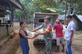 Seorang Babinsa bagikan beras gratis untuk masyarakat pedalaman di Jambi