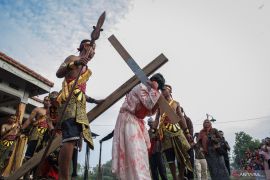 GKJW Dawarblandong Mojokerto gelar "Jalan Salib" kenakan baju adat Jawa