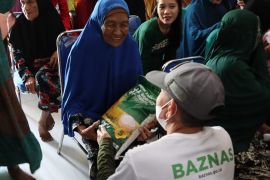 Baznas Sulsel dan MT UMI salurkan zakat di Maros