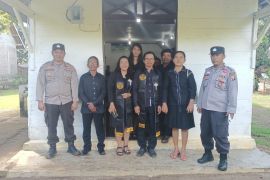 Polisi berikan pengamanan peringatan wafatnya Isa Almasih di Pesisir Barat