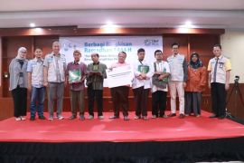 Hadirkan Senyum Kebahagian di Bulan Ramadhan, Relawan PLN Peduli dan YBM PLN Berikan Santunan di Banten