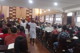 Ratusan jemaat khatolik Rangkasbitung, Lebak peringati wafatnya Isa Almasih