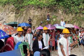 Warga Bebar Timur Maluku peragakan jalan salib pakai alat sederhana