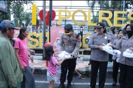 Polwan Situbondo bagi-bagi takjil dan makanan buka puasa