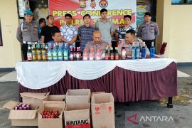 Polres Seluma sita ratusan botol minuman keras