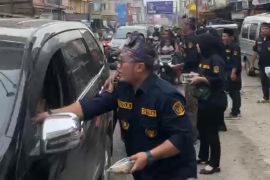 Karang Taruna  Labura bagi 500 takjil di Aekkanopan