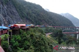 Pedagang di jalan layang Kelok Sembilan Sumbar ditertibkan