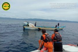 Tim SAR selamatkan empat awak kapal di perairan Raja Ampat