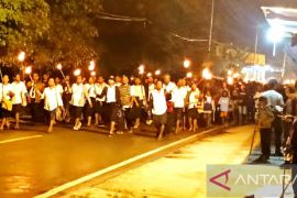 Umat Kristen Biak Numfor gelar pawai obor pada fajar Paskah