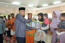 Pemkab Tebo dan Baznas salurkan bantuan paket sembako bagi honorer