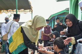 LKKS NTB membagikan kursi roda kepada difabel di Lombok Tengah