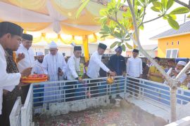 Berada di ladang warga, Ijeck beri perhatian ke makam Guru Patimpus