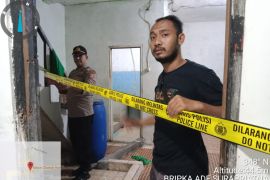 Polisi periksa TKP penemuan mayat dalam toko di Serang