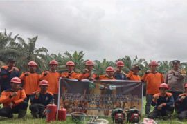 PT KTU simulasi pemadaman karhutla dengan MPA dan Polsek Kotogasib