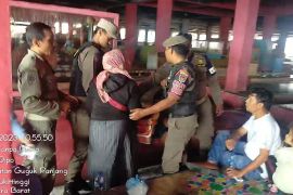 Satpol PP Bukittinggi tertibkan pedagang makanan pelanggar Perda Ramadan